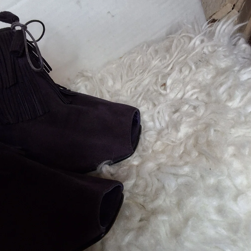 Manolo Blahnik Purple Suede Fringe Peep Toe Booties Tassel Stiletto Heels 40.5 - Picture 13 of 16